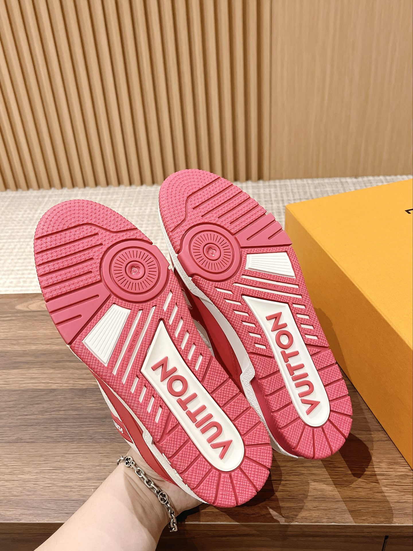 Couple's ๐๐ฟ๐ฎ๐ถ๐ป๐ฒ๐ฟ series latest sports shoes