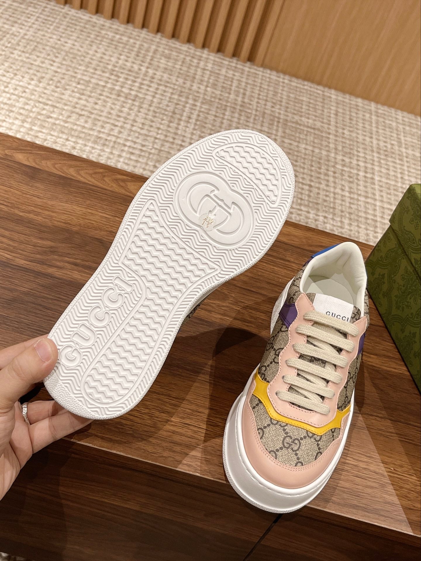 Couple's ๐๐ก๐ฎ๐ง๐ค๐ฒ latest biscuit shoes