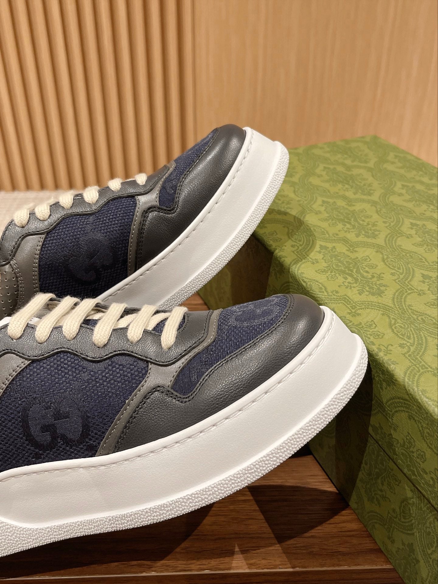 Couple's ๐๐ก๐ฎ๐ง๐ค๐ฒ latest biscuit shoes