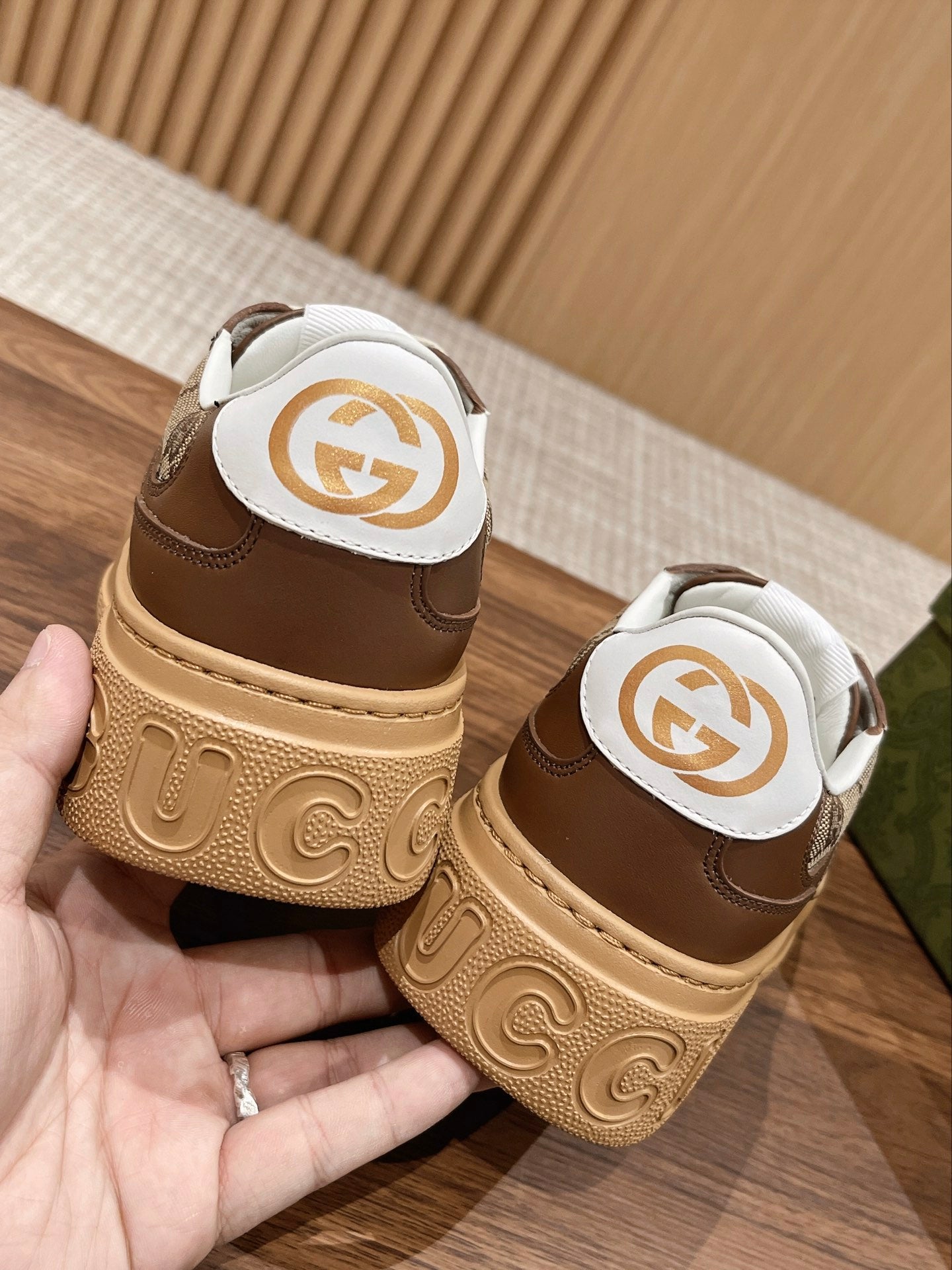 Couple's ๐๐ก๐ฎ๐ง๐ค๐ฒ latest biscuit shoes