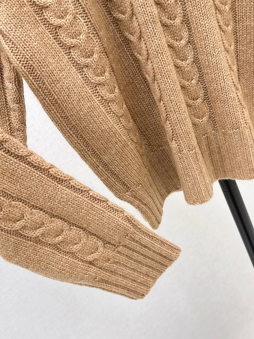 Loe NEW V-neck sweater