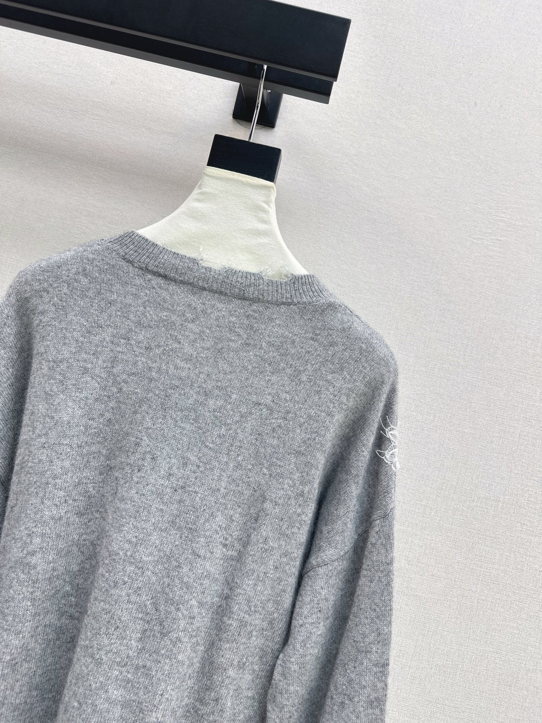 Es NEW Crew neck sweater