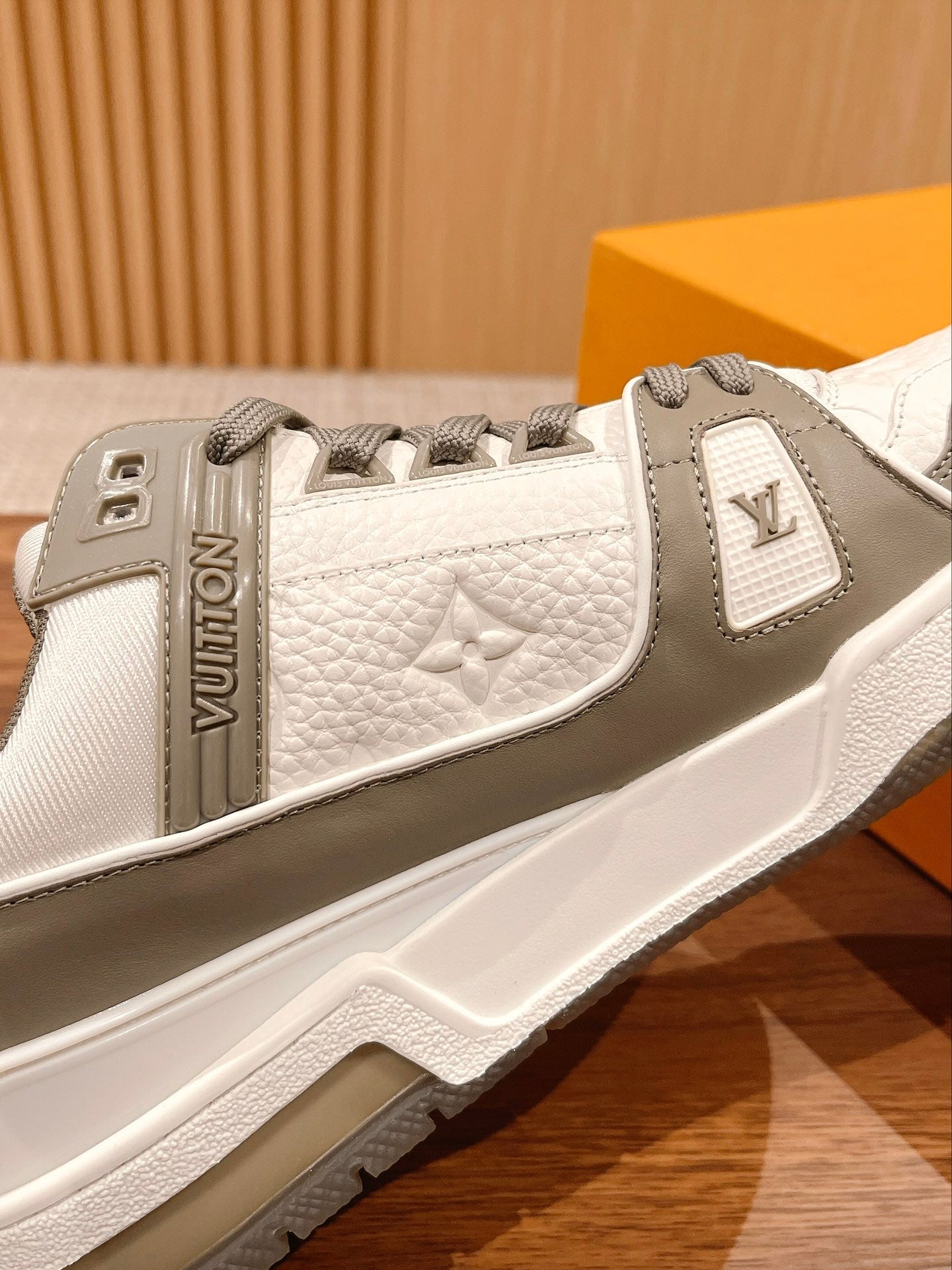 Couple's 𝘁𝗿𝗮𝗶𝗻𝗲𝗿 series latest sports shoes