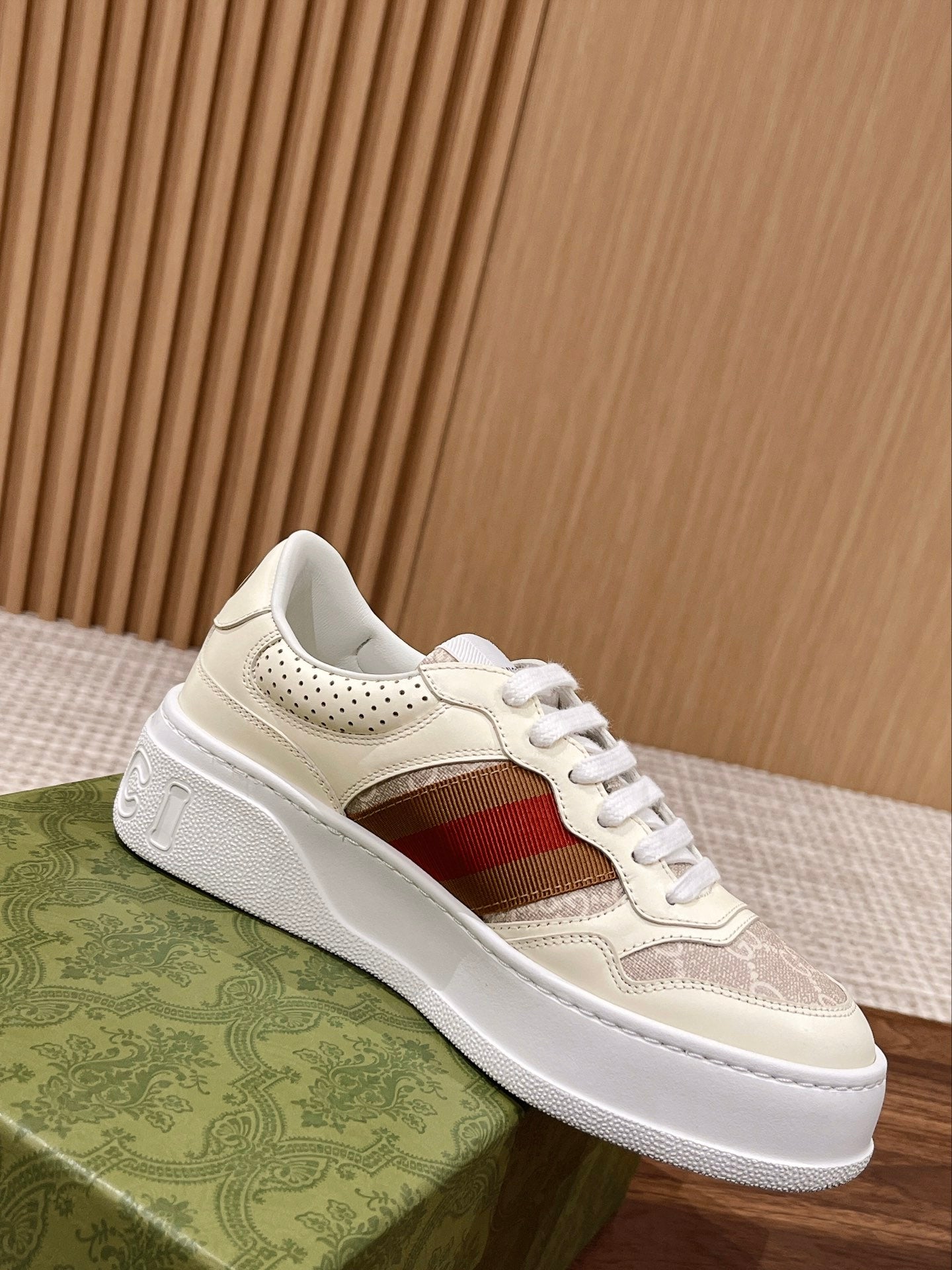 Couple's 𝐂𝐡𝐮𝐧𝐤𝐲  latest biscuit shoes