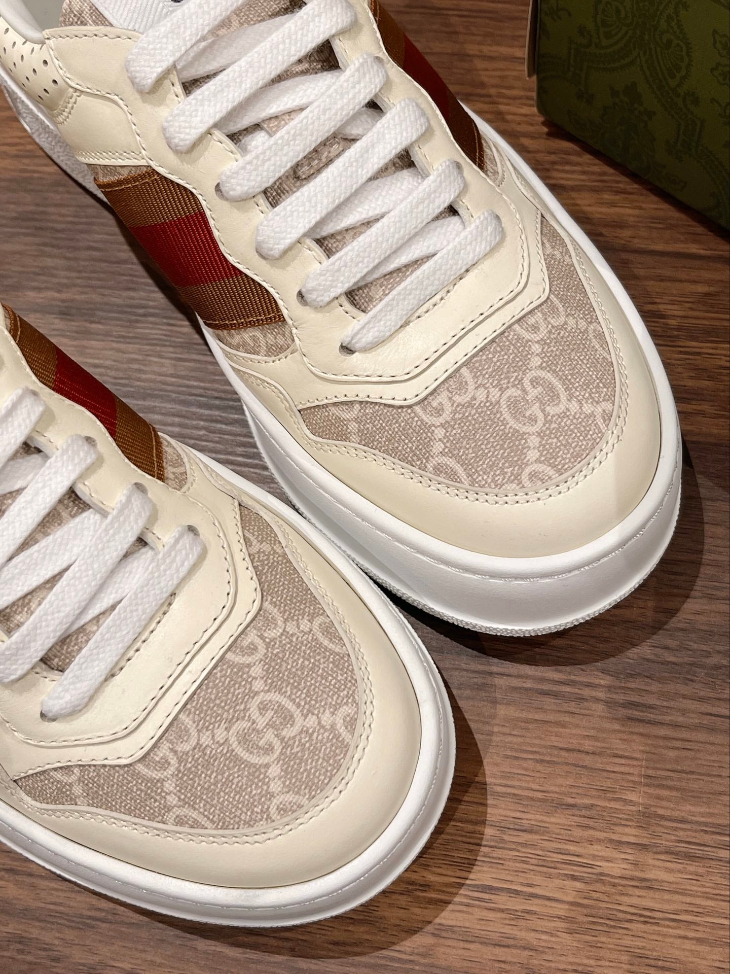 Couple's 𝐂𝐡𝐮𝐧𝐤𝐲  latest biscuit shoes