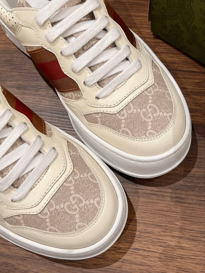 Couple's 𝐂𝐡𝐮𝐧𝐤𝐲  latest biscuit shoes