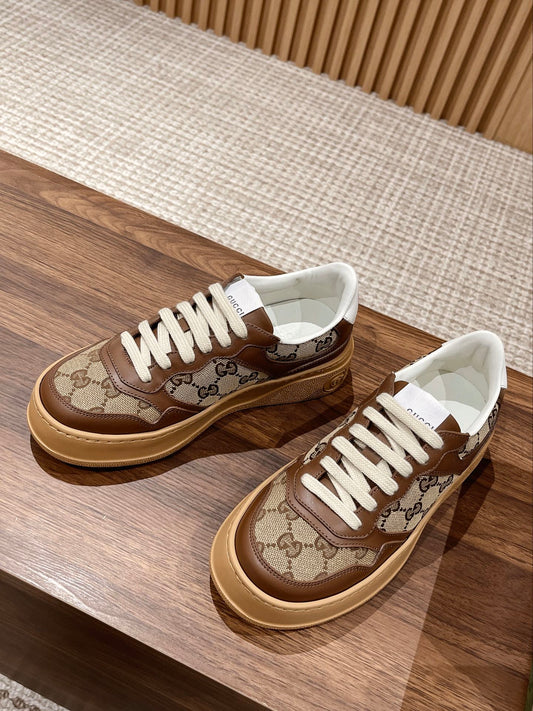 Couple's 𝐂𝐡𝐮𝐧𝐤𝐲  latest biscuit shoes