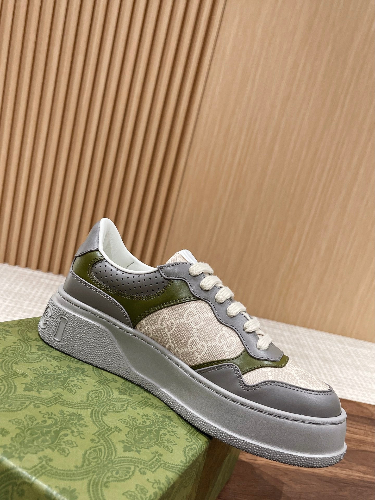 Couple's 𝐂𝐡𝐮𝐧𝐤𝐲  latest biscuit shoes