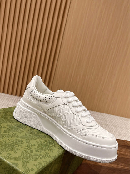 Couple's 𝐂𝐡𝐮𝐧𝐤𝐲  latest biscuit shoes