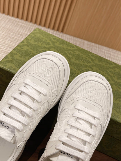 Couple's 𝐂𝐡𝐮𝐧𝐤𝐲  latest biscuit shoes