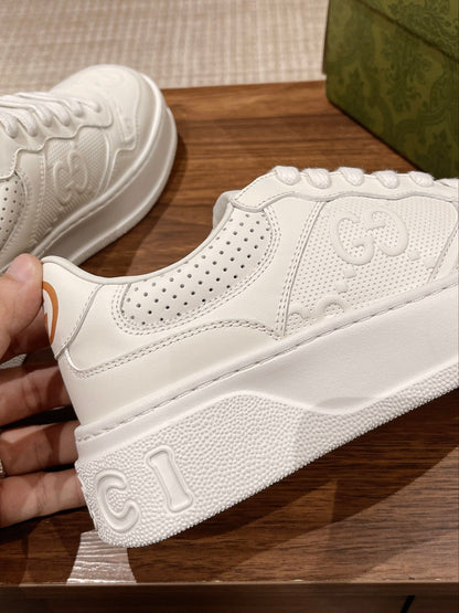 Couple's 𝐂𝐡𝐮𝐧𝐤𝐲  latest biscuit shoes