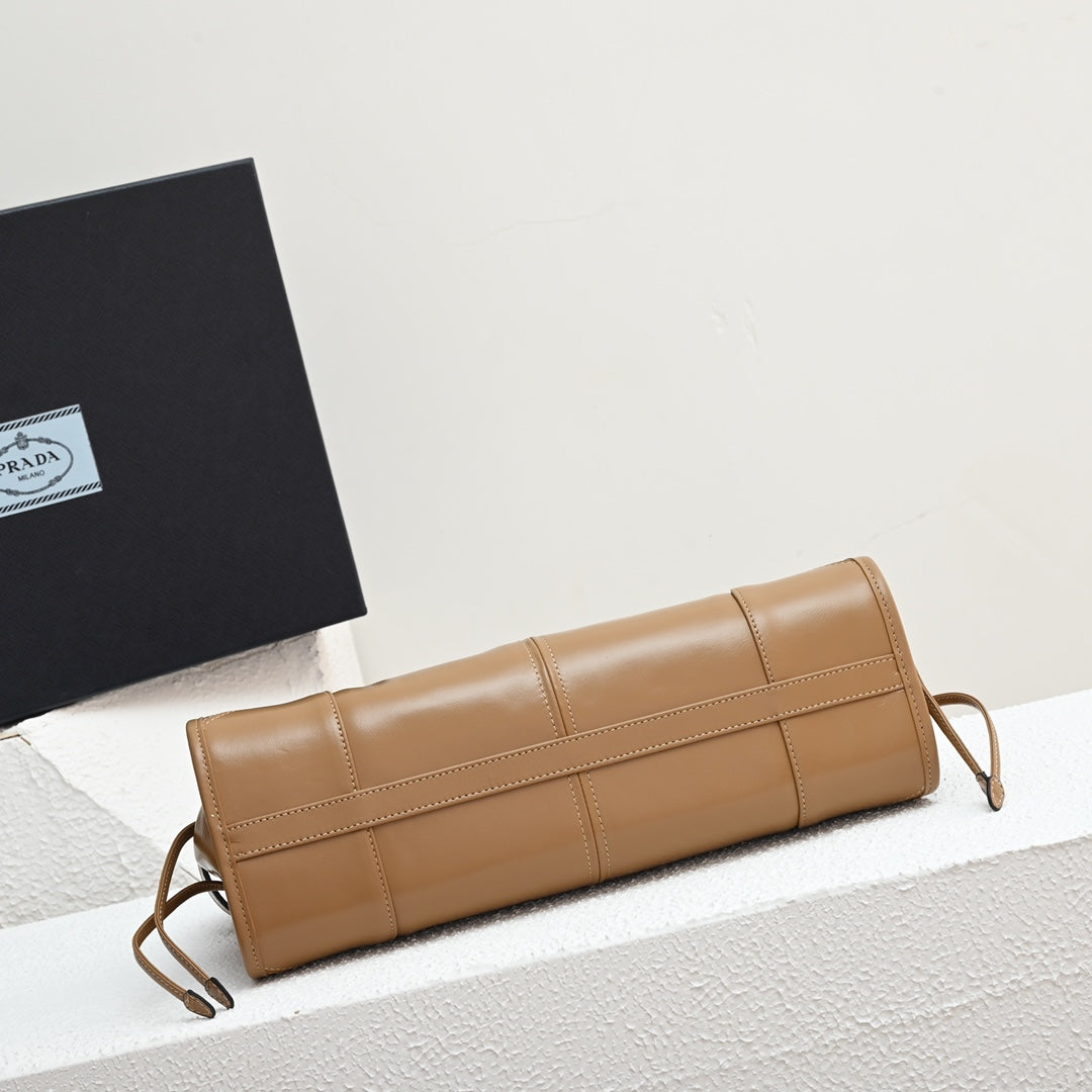 PD LuxSoft Medium leather handbag