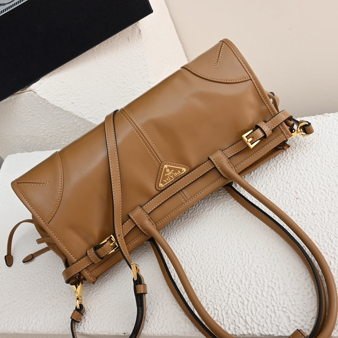 PD LuxSoft Medium leather handbag