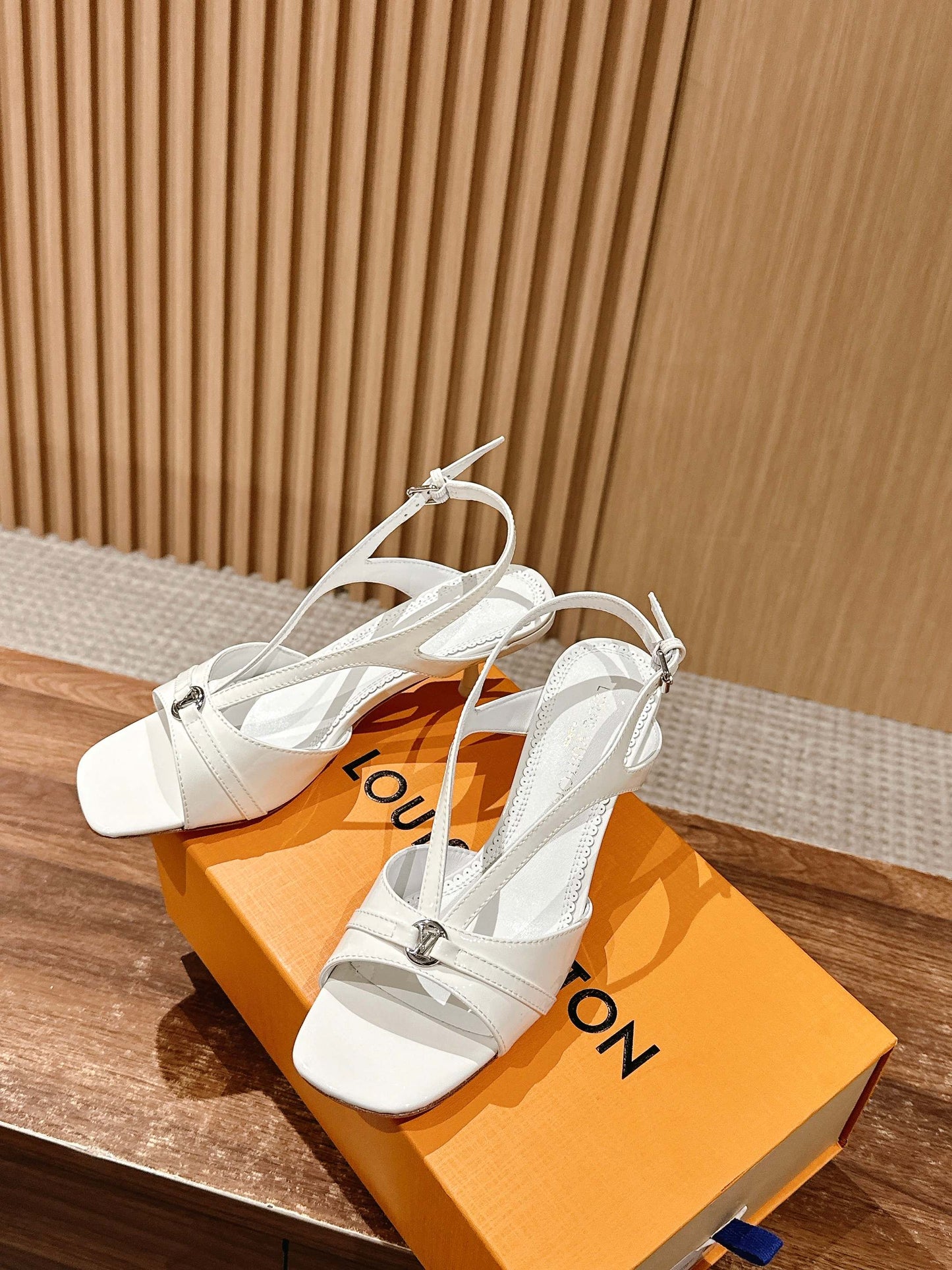 𝐋𝐎𝐔𝐈𝐒*New square buckle