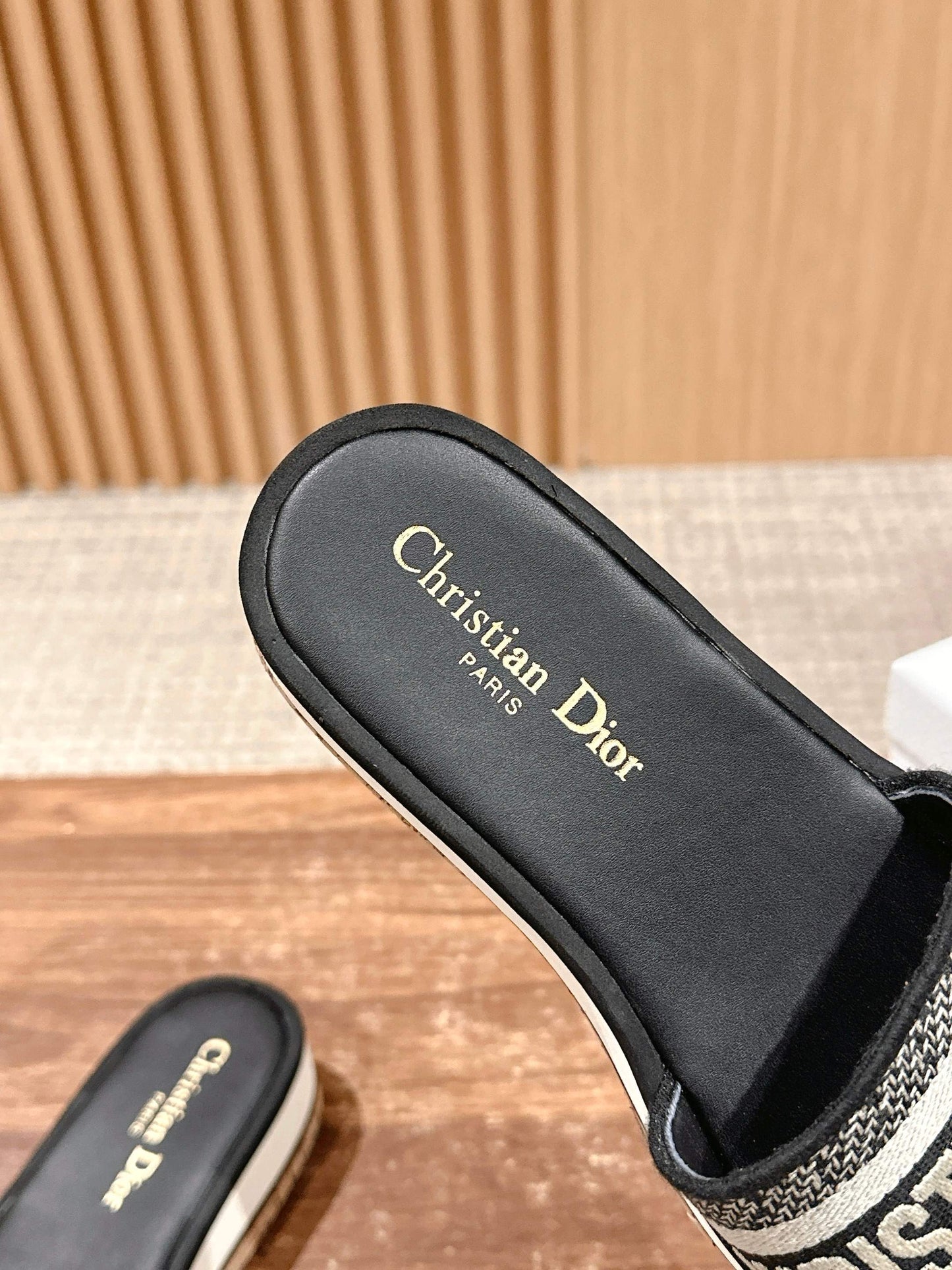 D*New thick-soled slippers