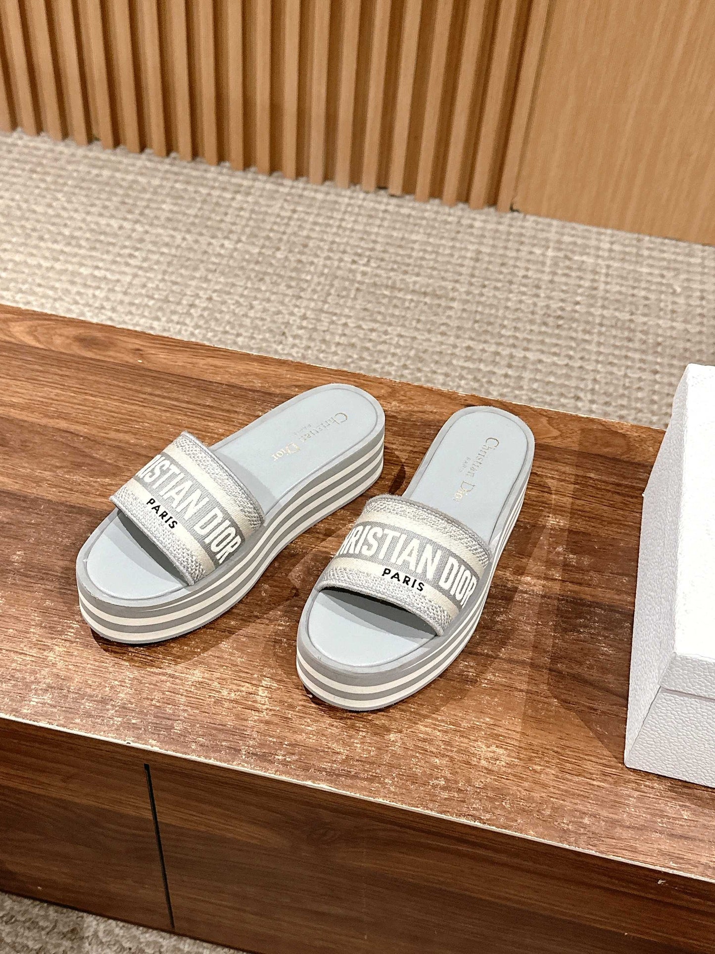 D*New thick-soled slippers