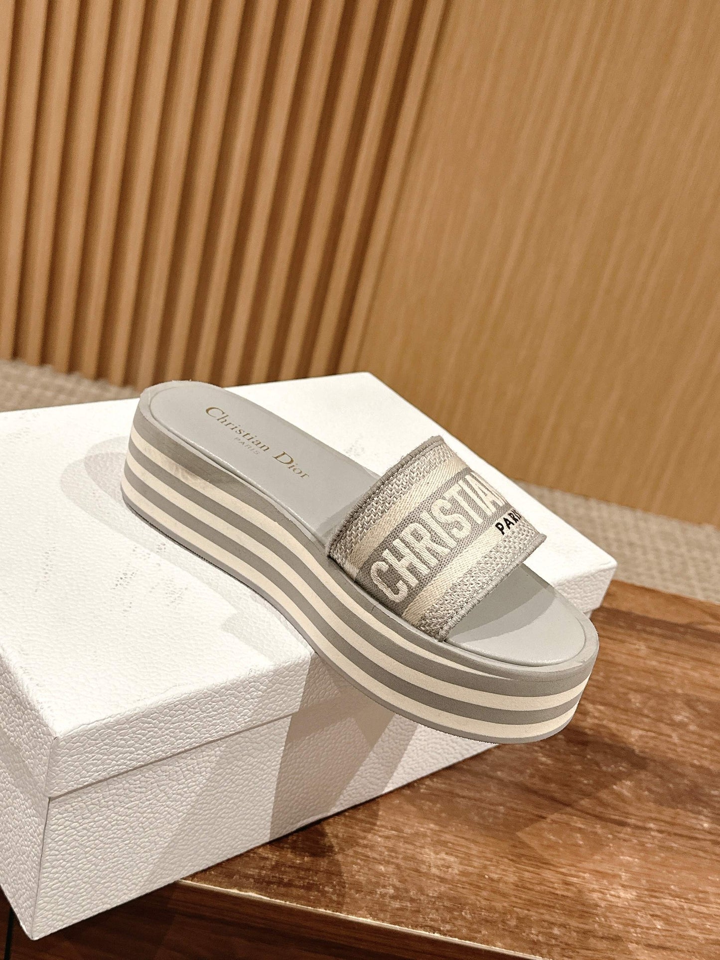 D*New thick-soled slippers