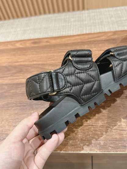 𝐌𝐈*𝐌𝐈* New sandals