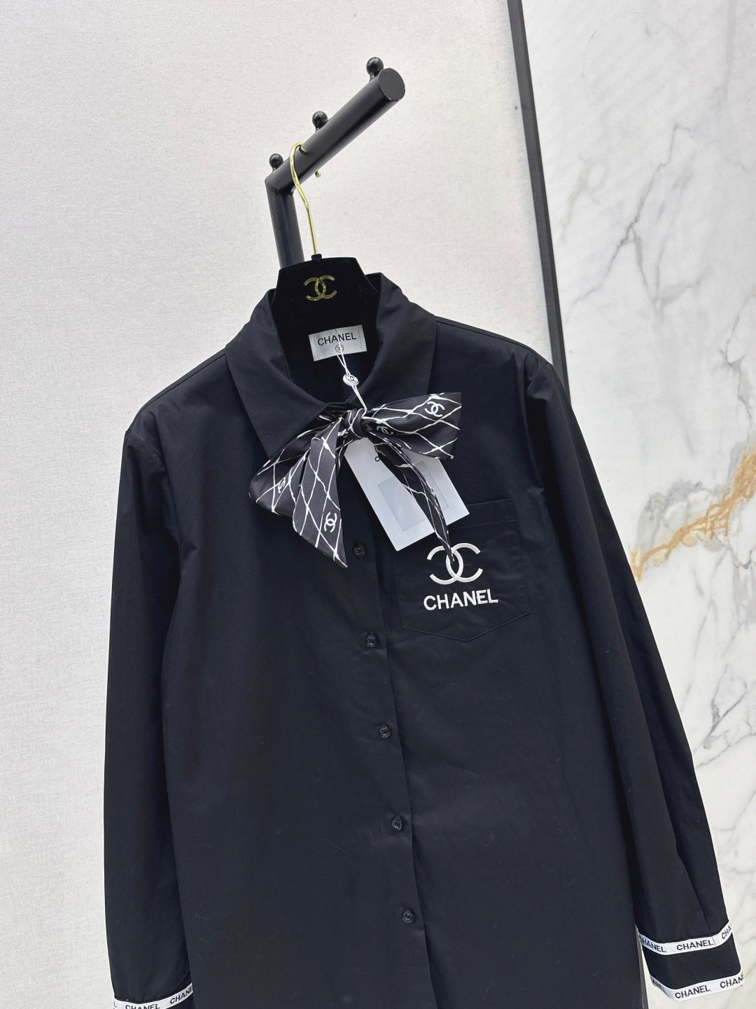 Chan New scarf-decorated shirt