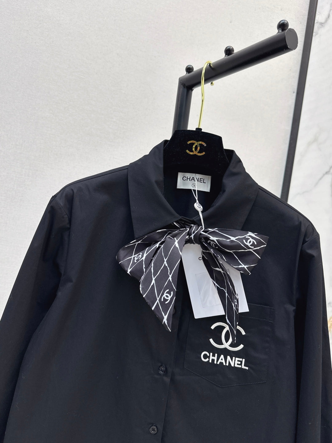 Chan New scarf-decorated shirt