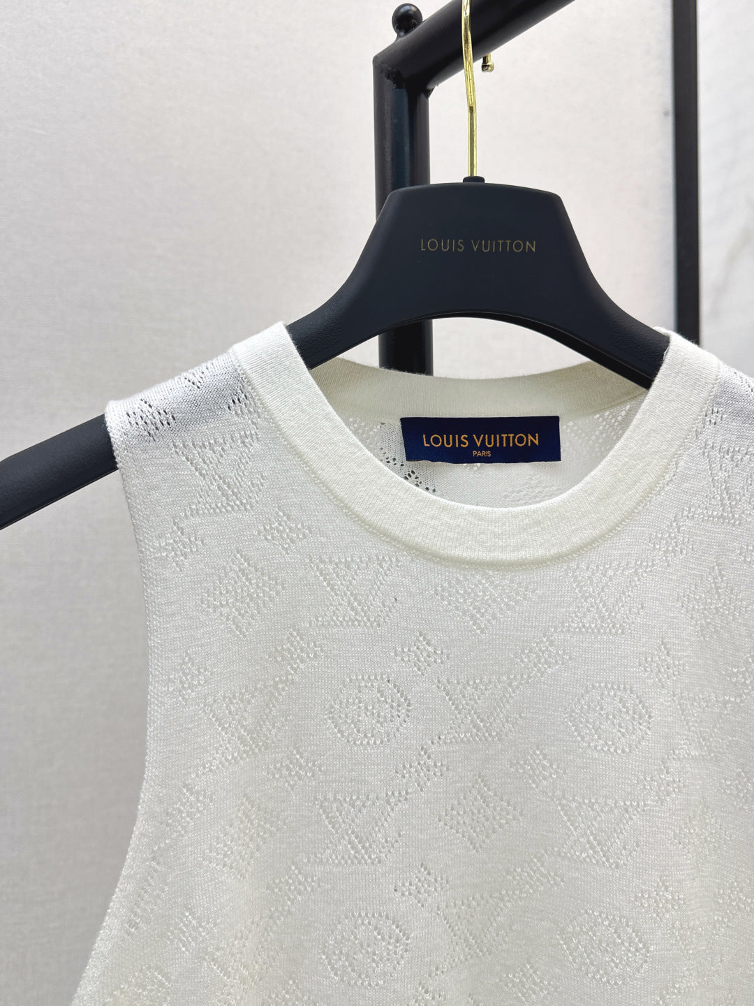 Louis New sleeveless vest