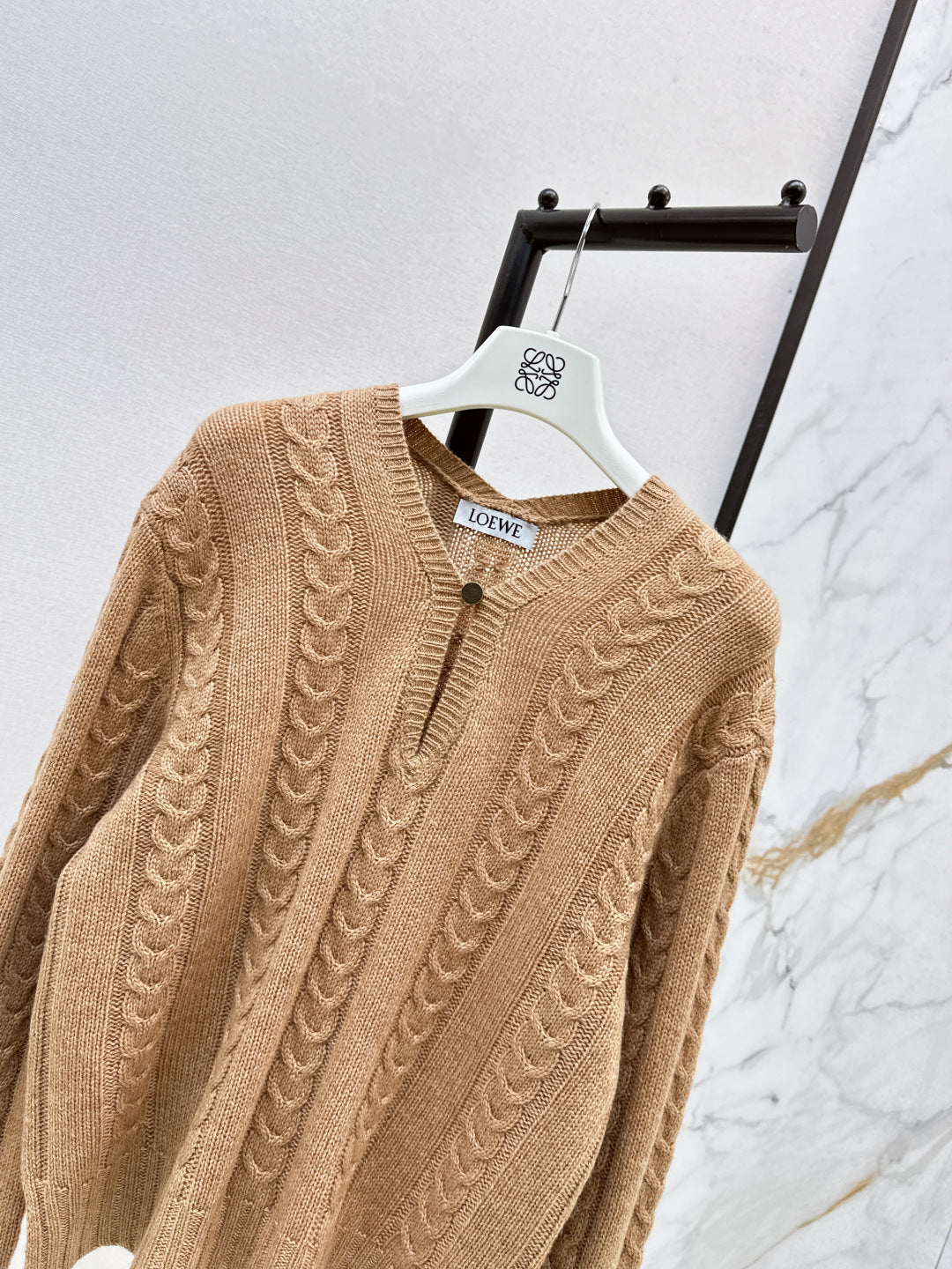 Loe NEW V-neck sweater