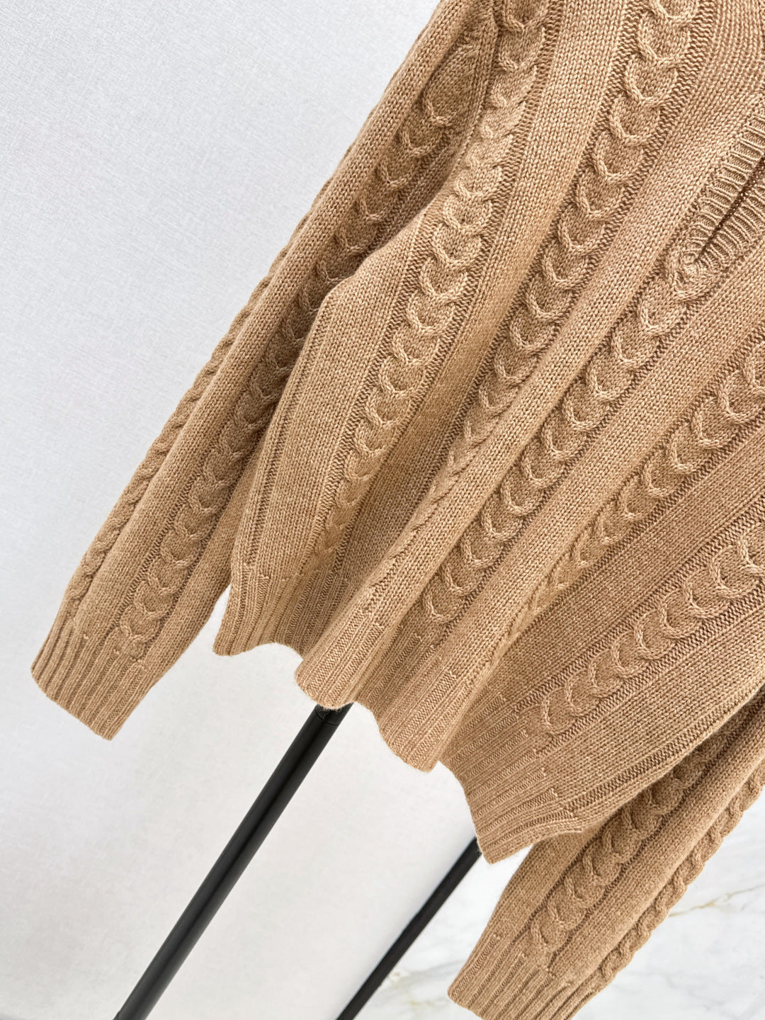 Loe NEW V-neck sweater