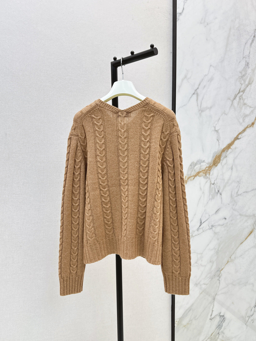 Loe NEW V-neck sweater
