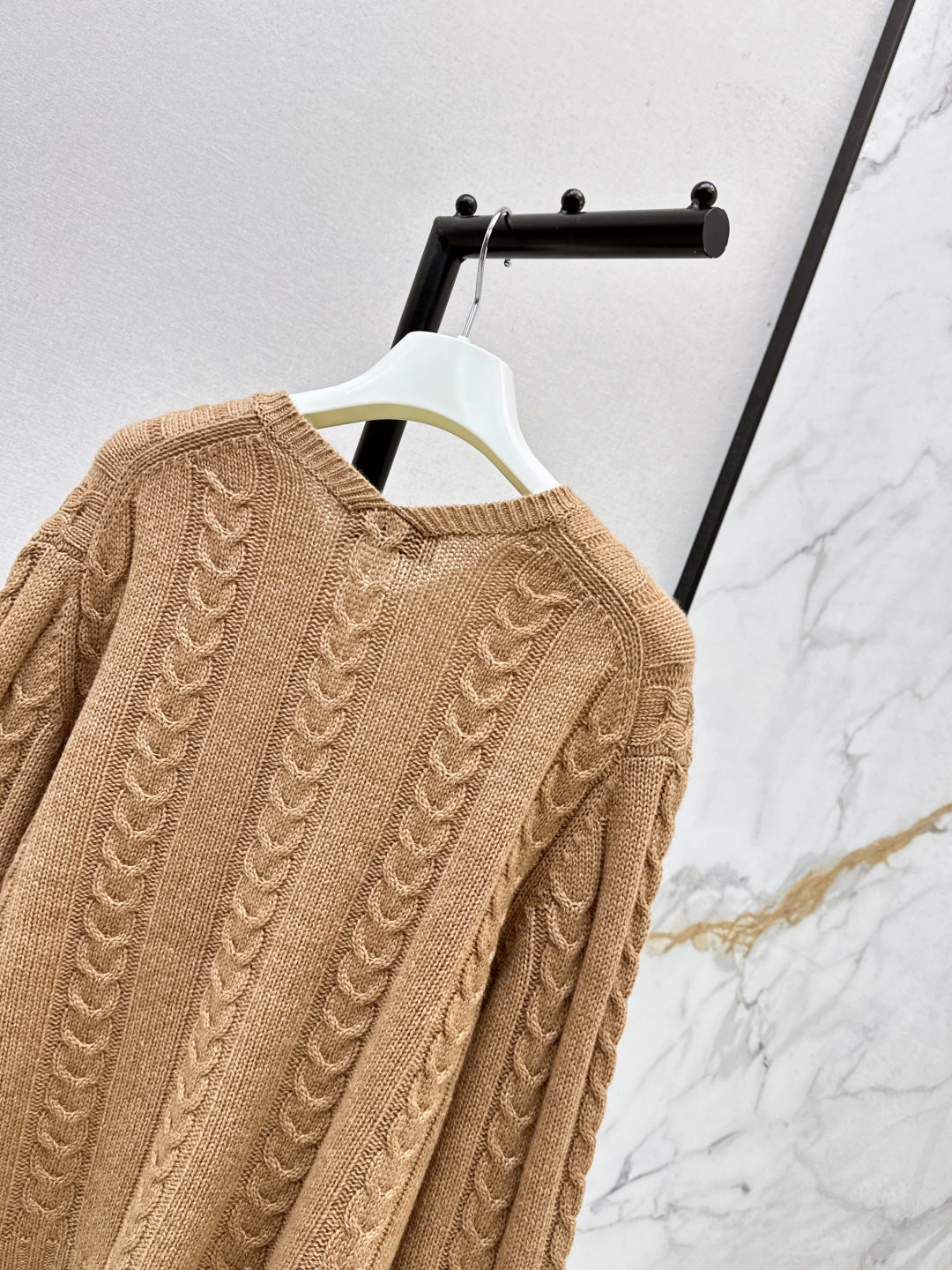 Loe NEW V-neck sweater