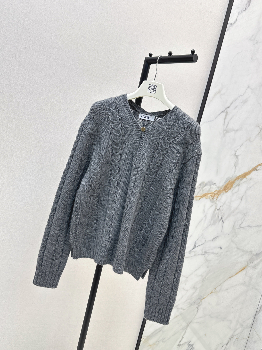 Loe NEW V-neck sweater