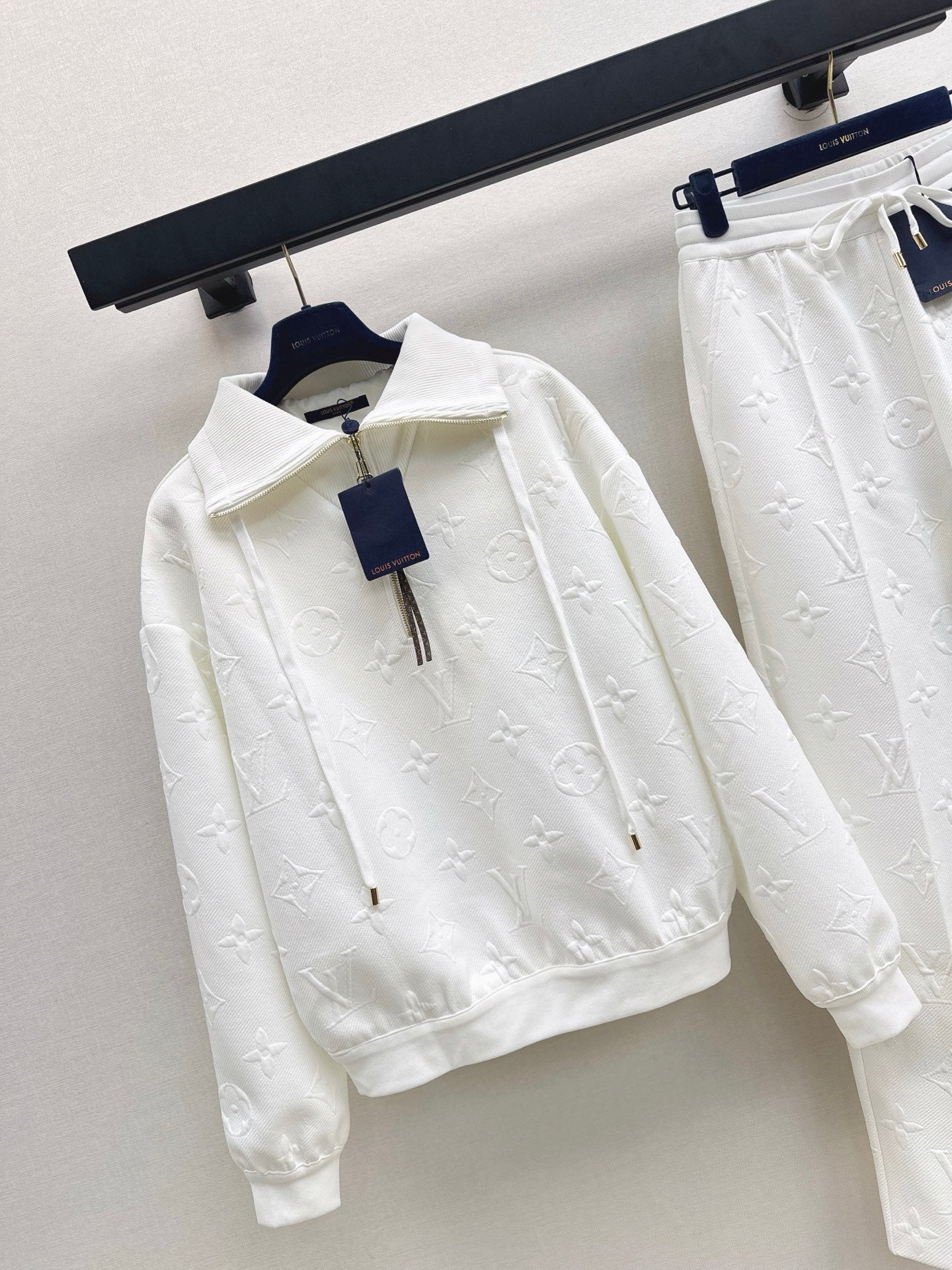 Louis NEW Letter-embossed sweatshirt