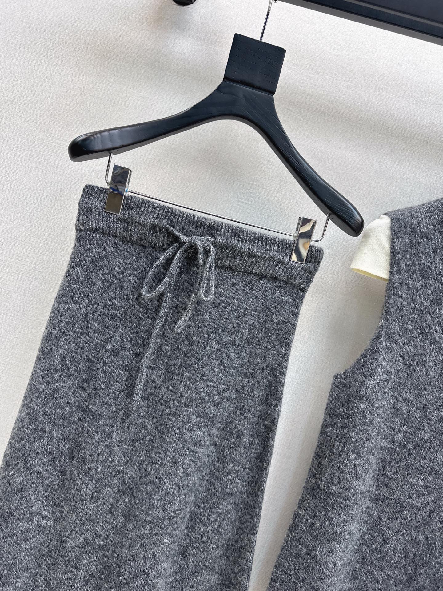 Loro NEW knitted suit