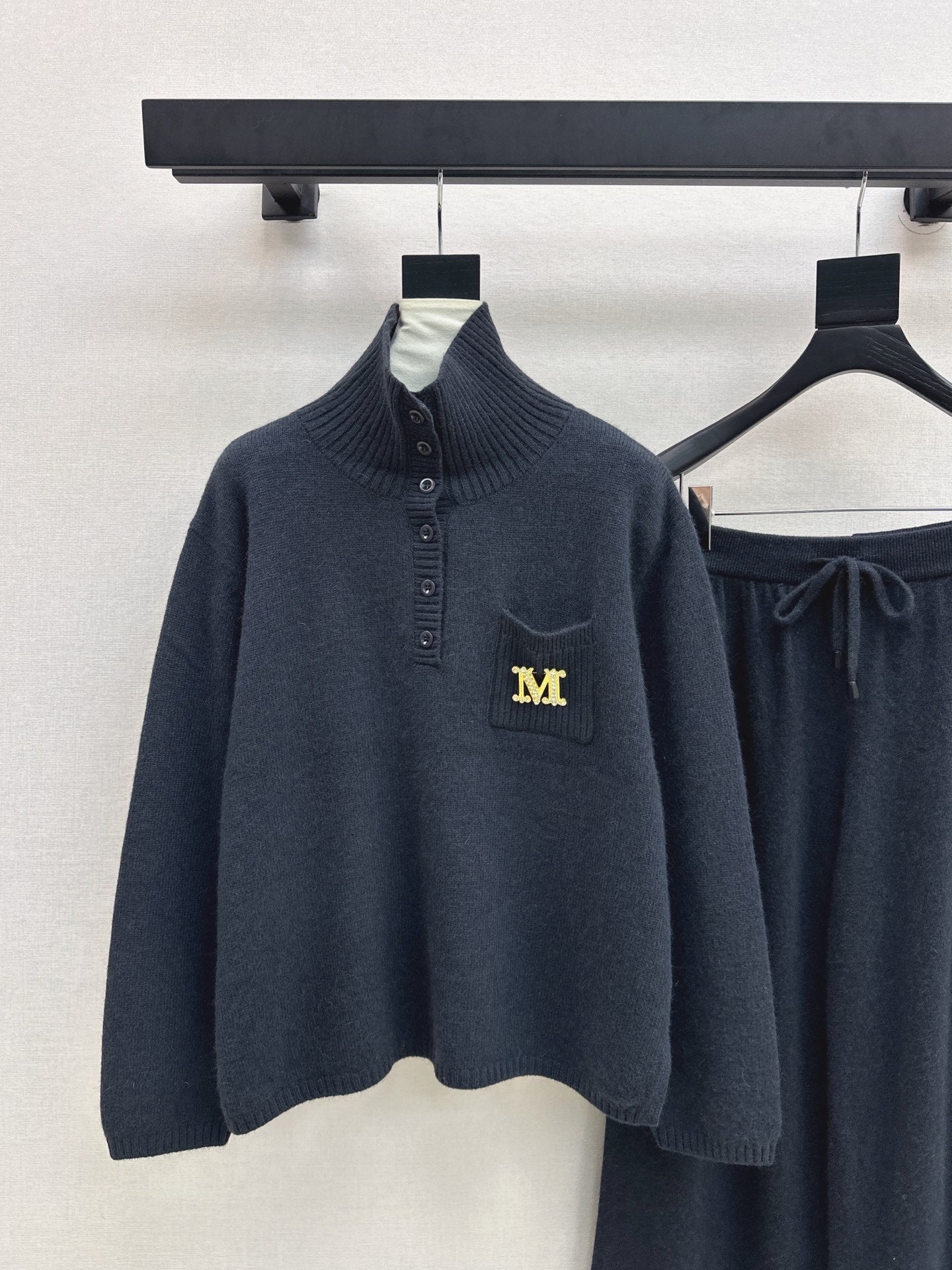 Max NEW knitted suit