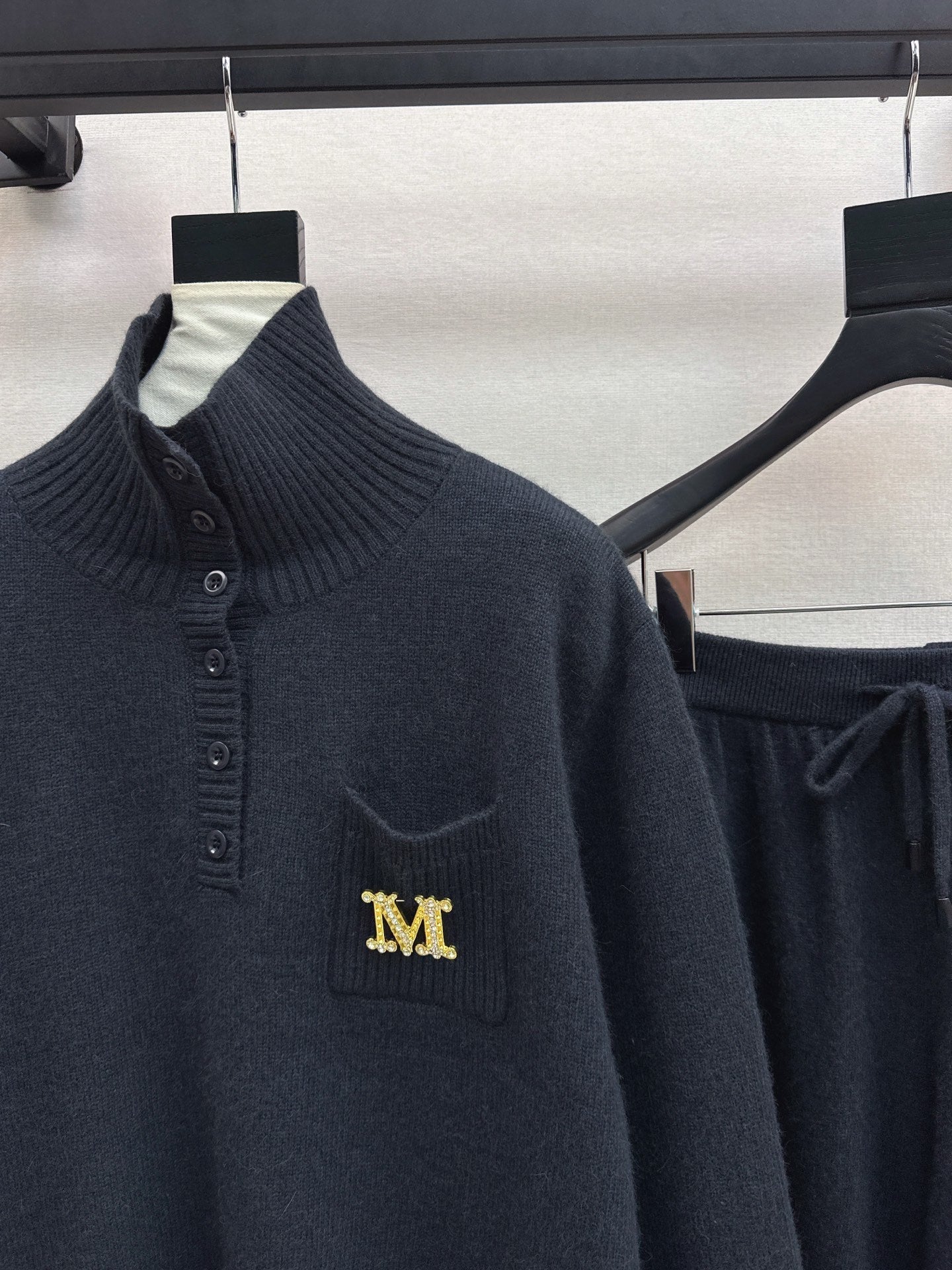 Max NEW knitted suit