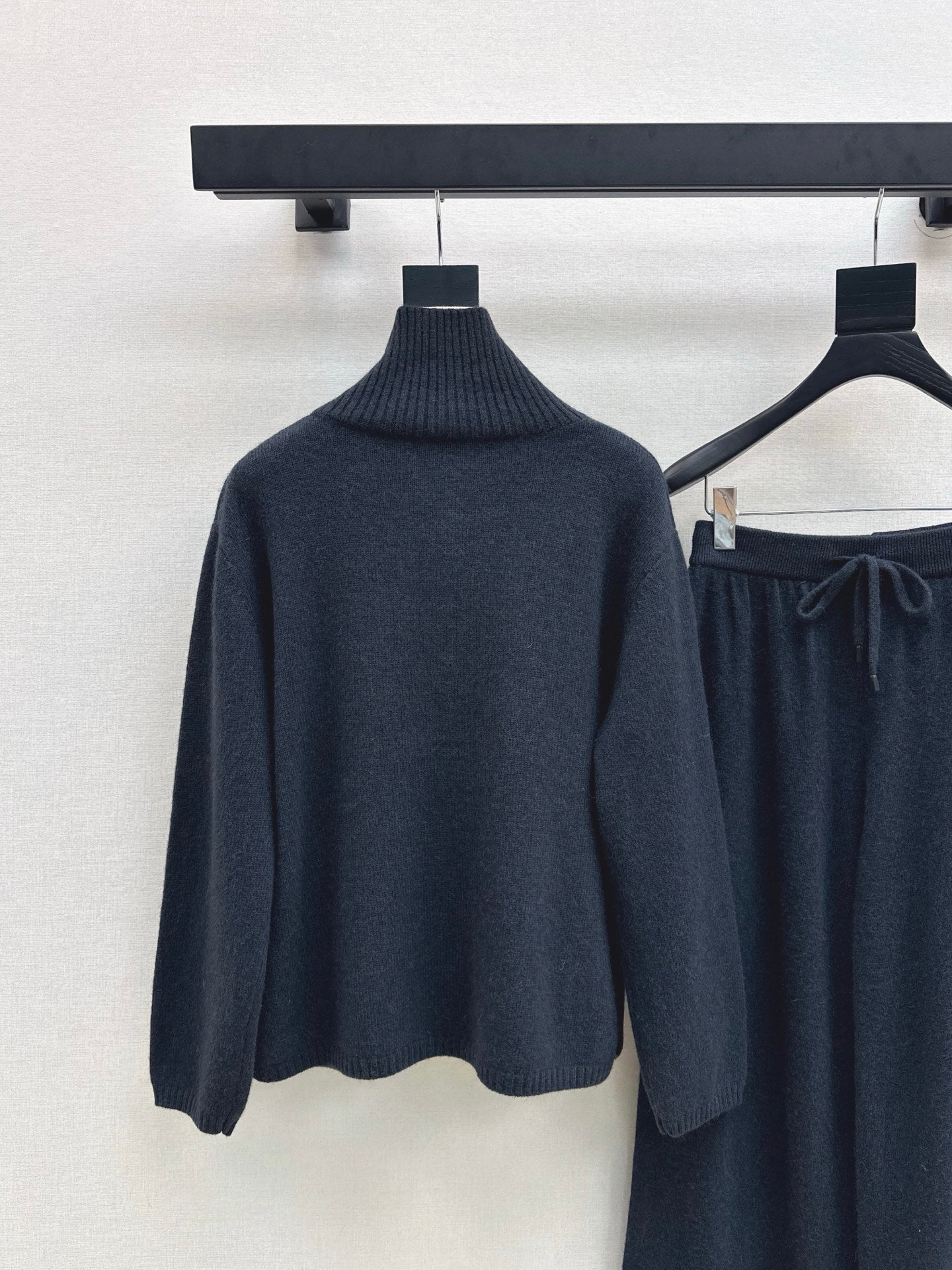 Max NEW knitted suit