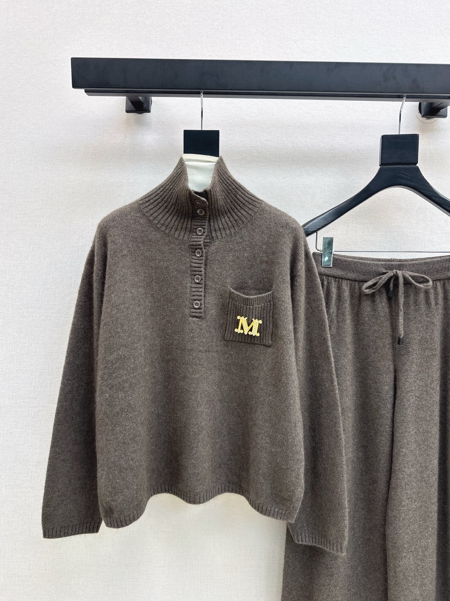 Max NEW knitted suit