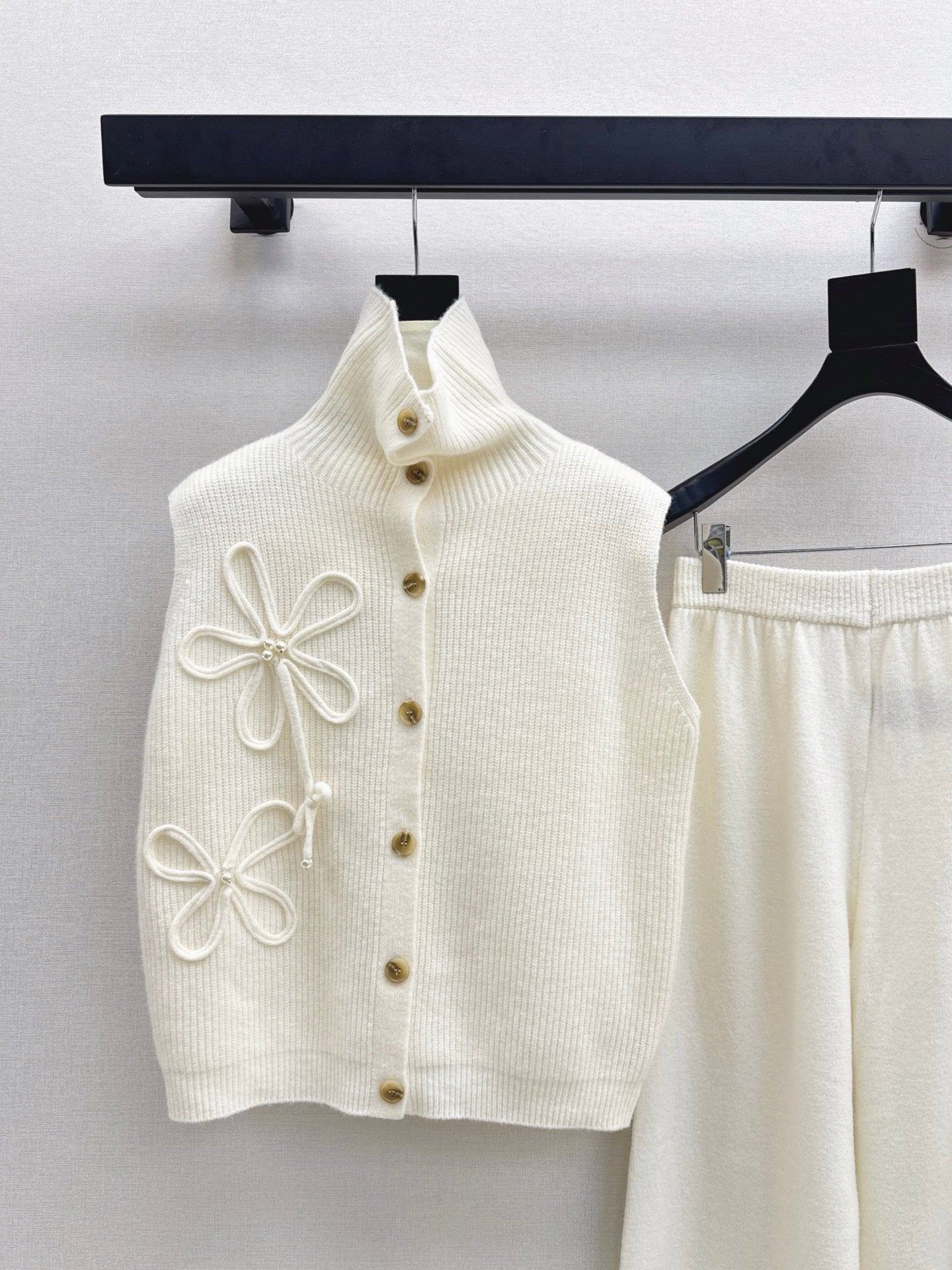 Chan NEW sleeveless knitted suit