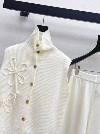 Chan NEW sleeveless knitted suit