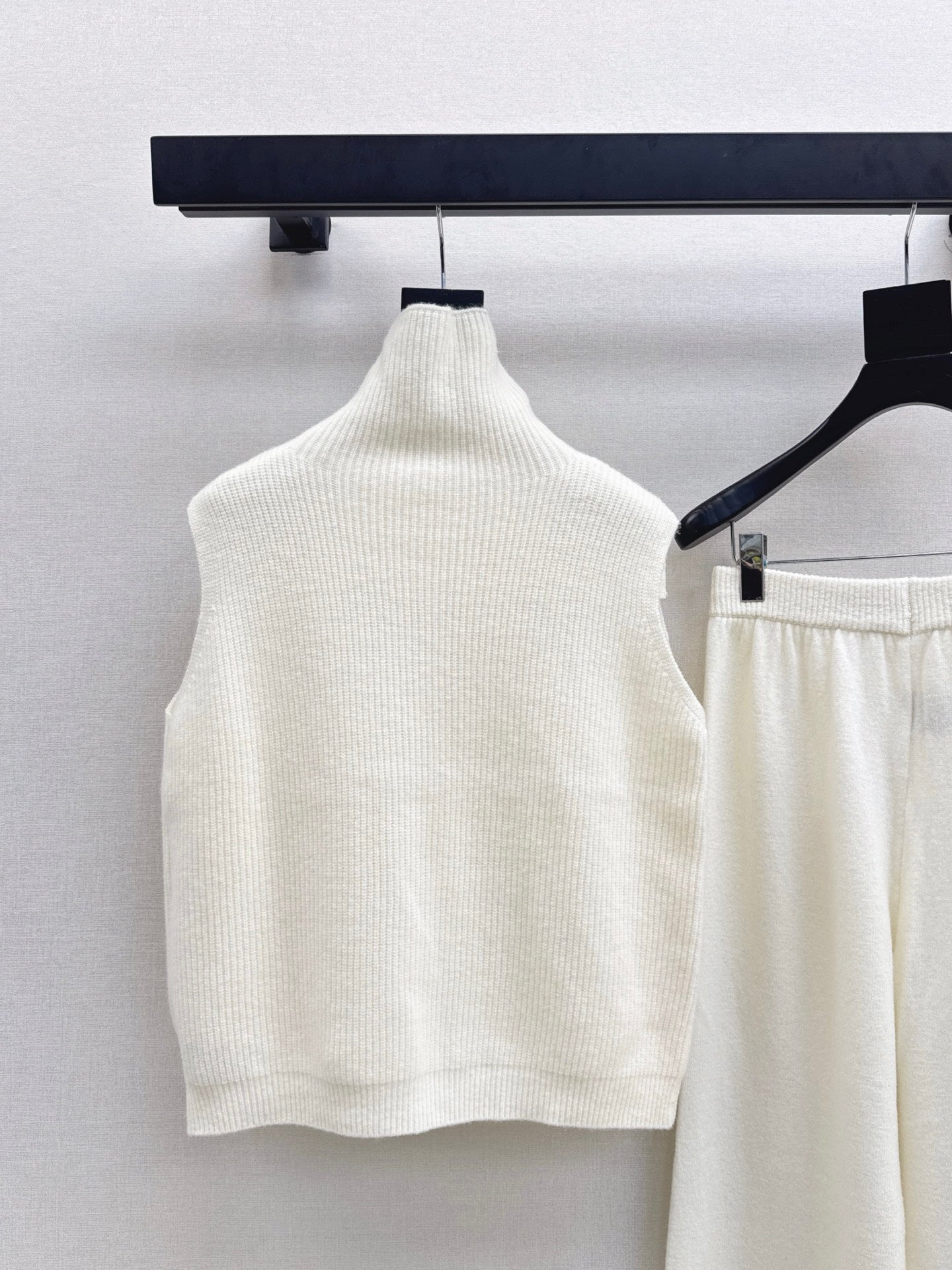 Chan NEW sleeveless knitted suit