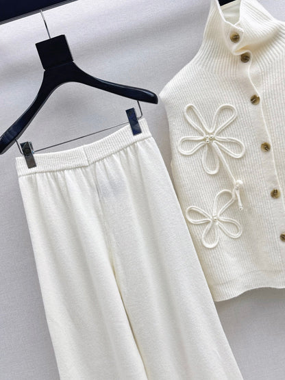 Chan NEW sleeveless knitted suit