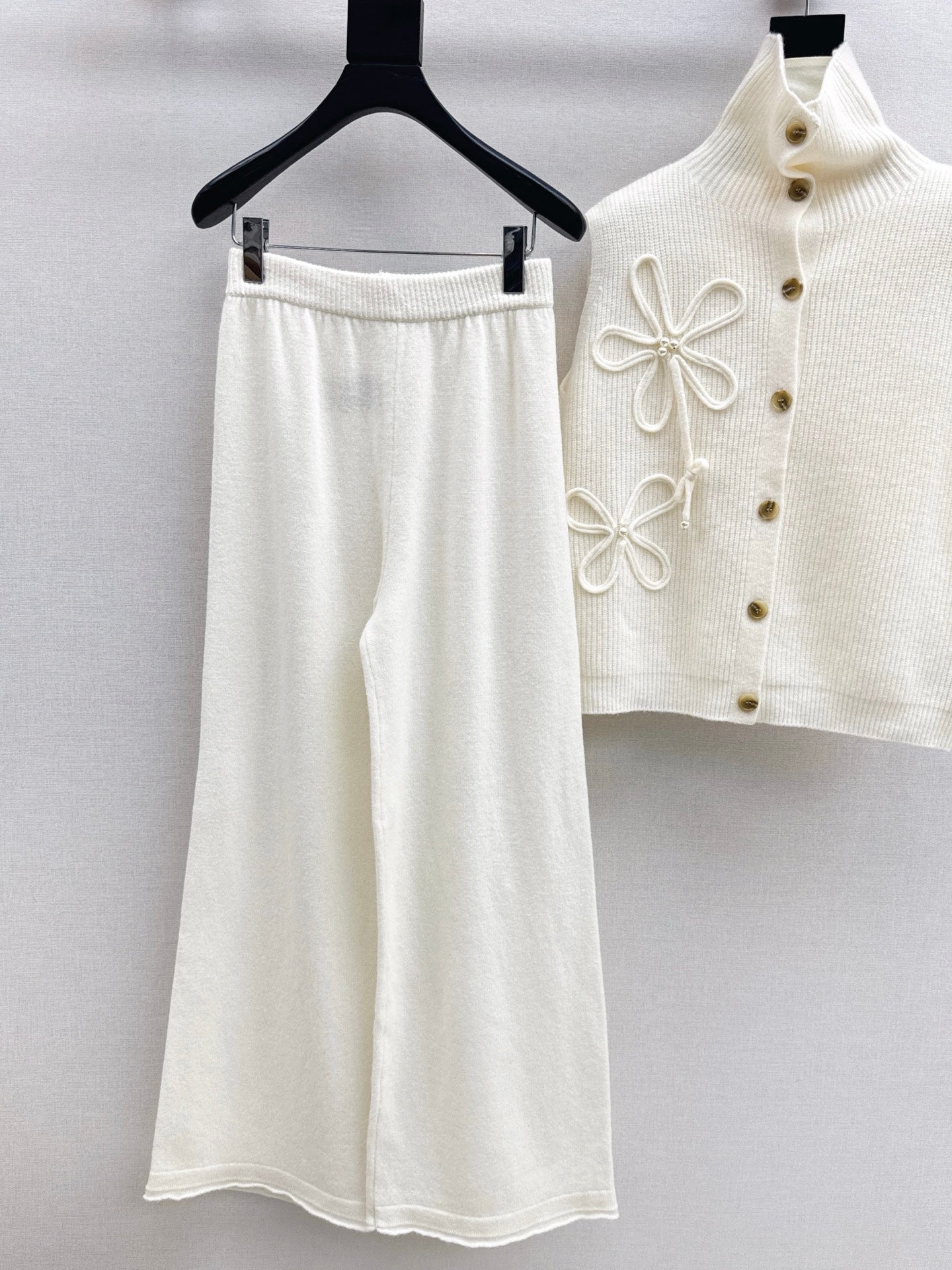 Chan NEW sleeveless knitted suit