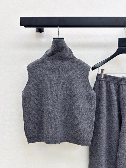 Chan NEW sleeveless knitted suit