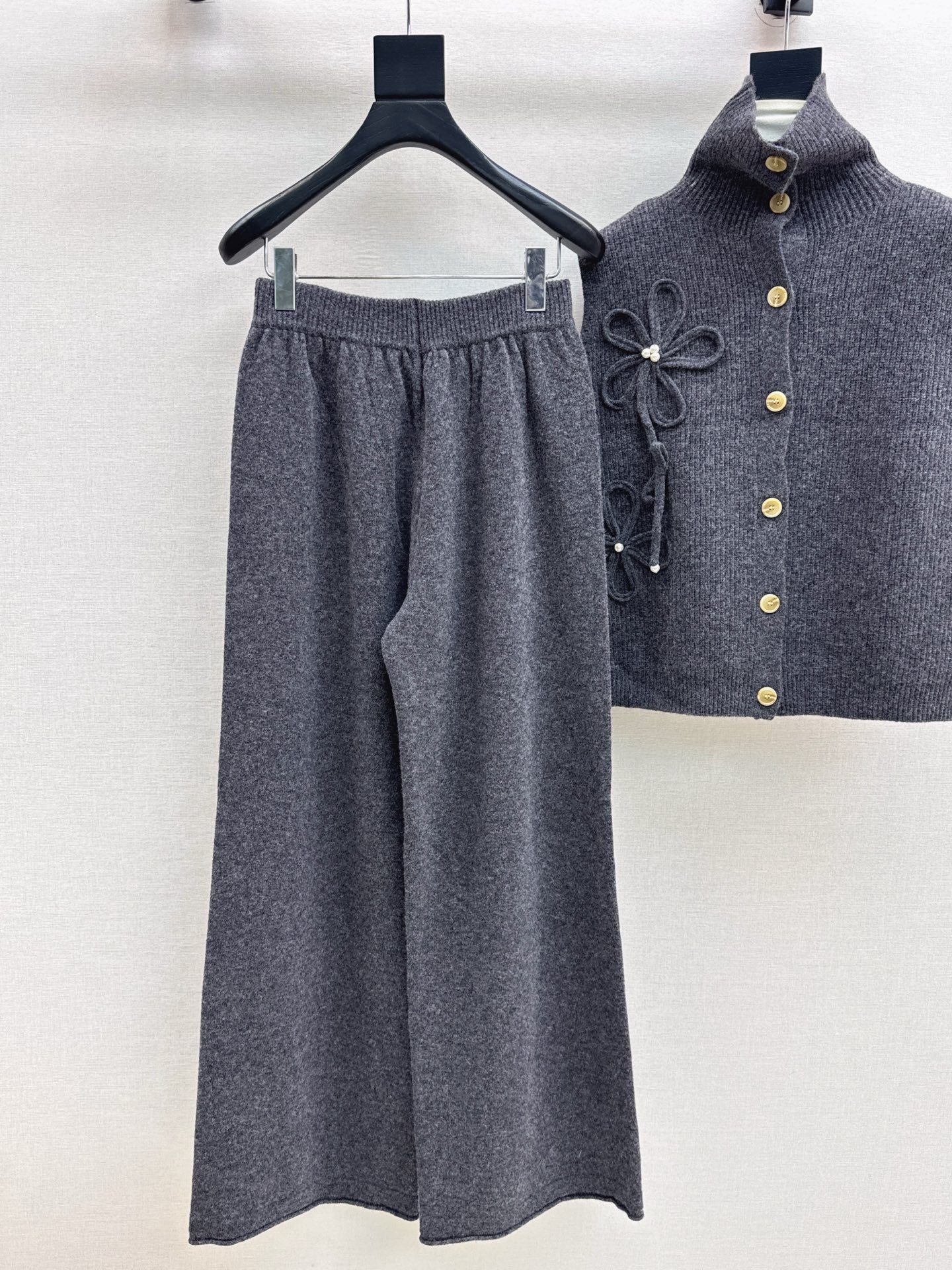 Chan NEW sleeveless knitted suit