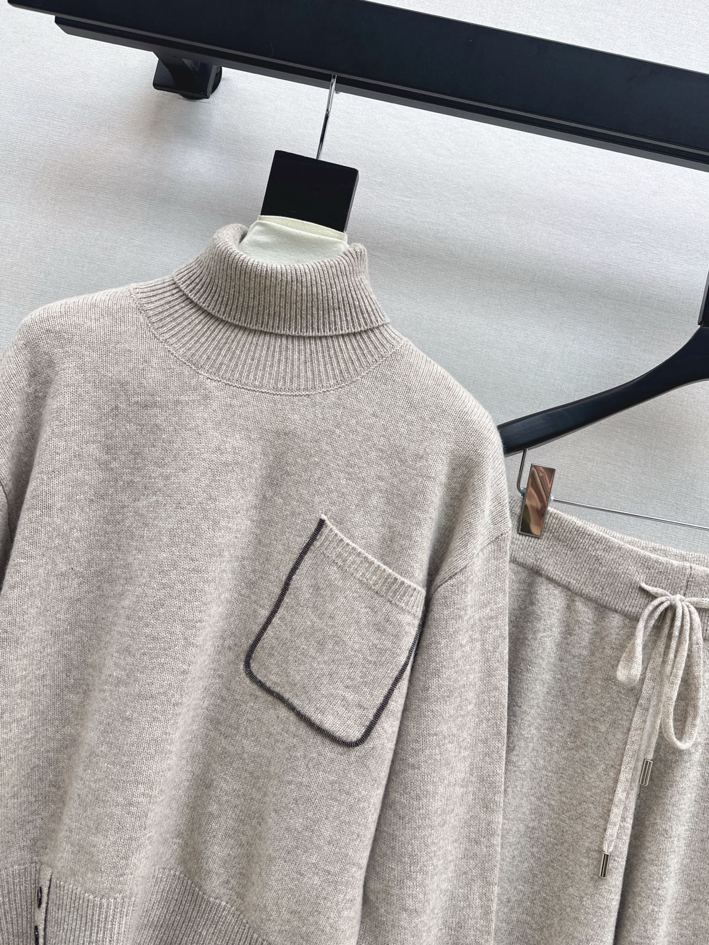 Burne NEW knitted suit