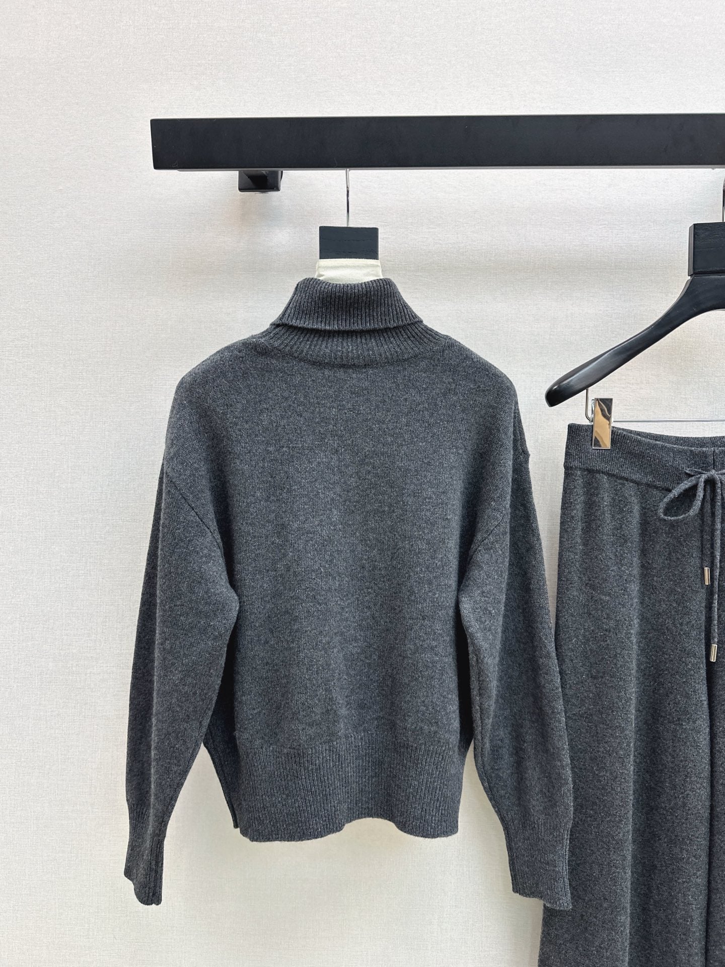 Burne NEW knitted suit