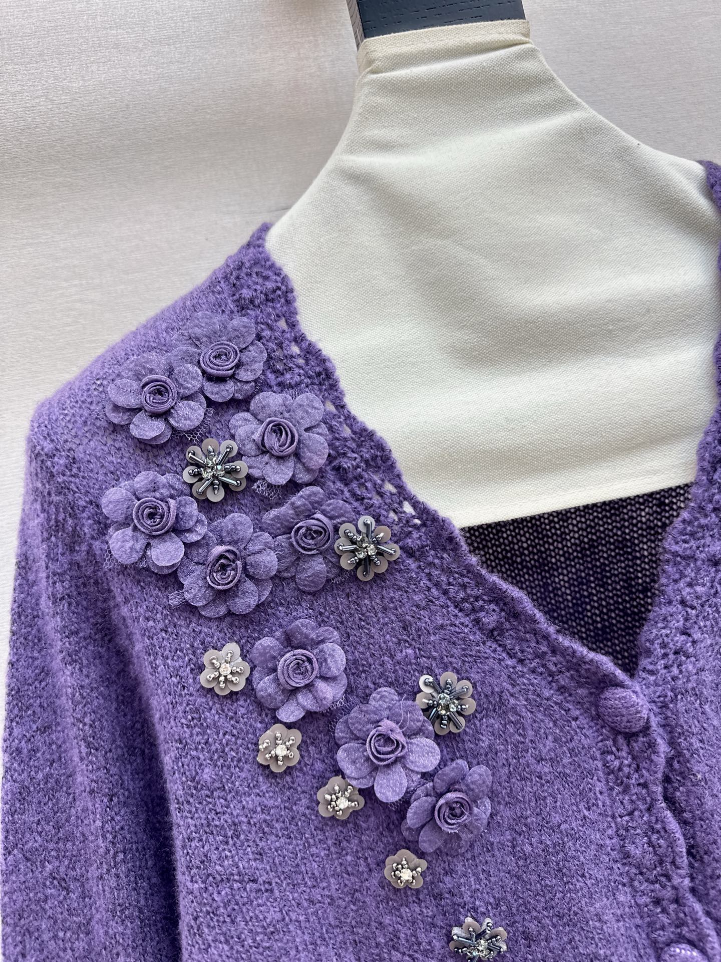 Chan NEW V-neck cardigan