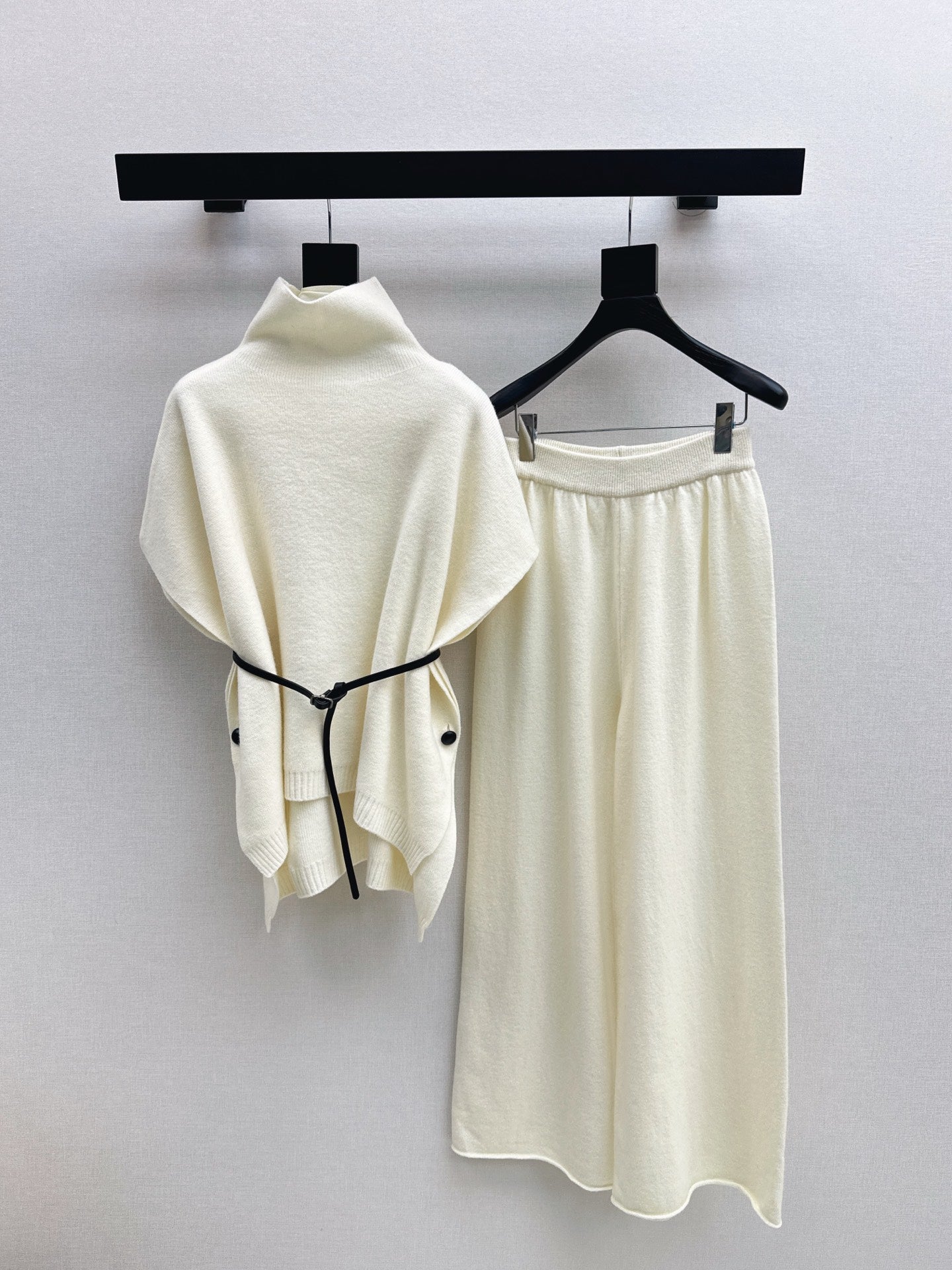 Loro NEW knitted suit