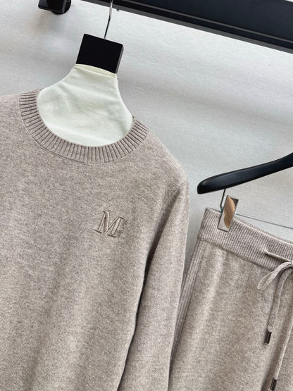 Max NEW knitted suit