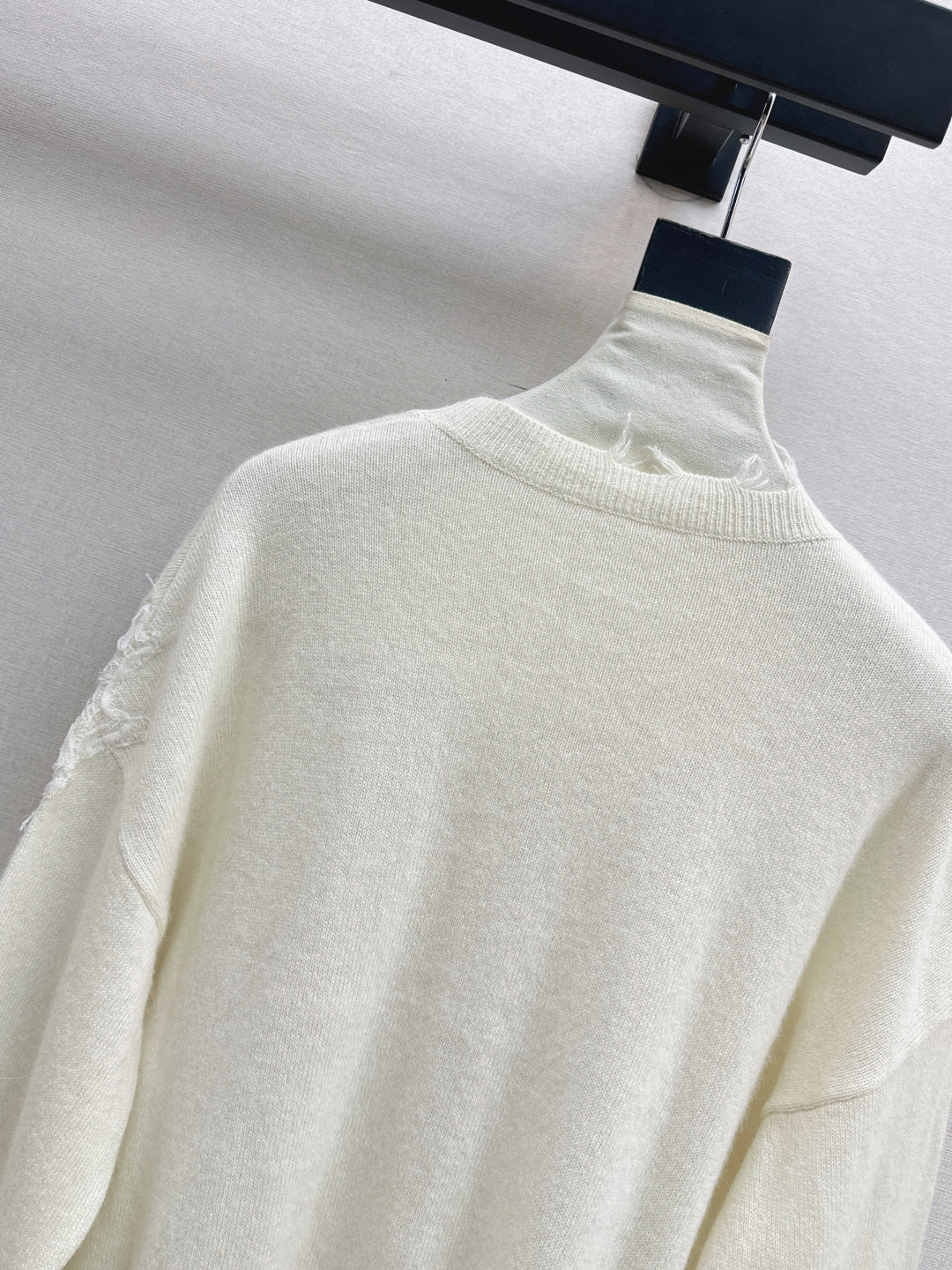 Es NEW Crew neck sweater