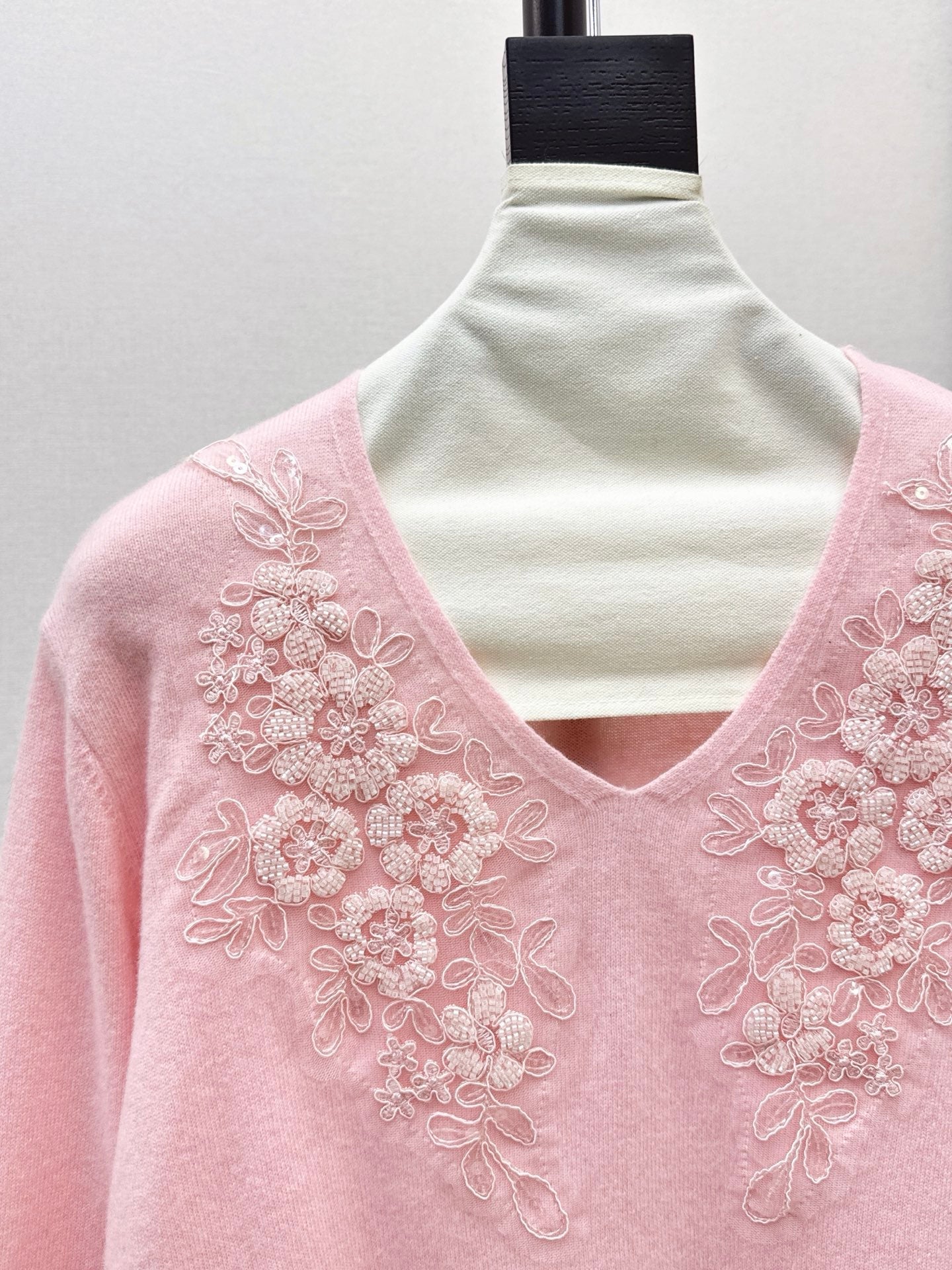 Es NEW V-neck sweater